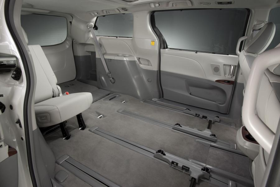  Toyota Sienna SE 2010 года  (фото 26 из 50)